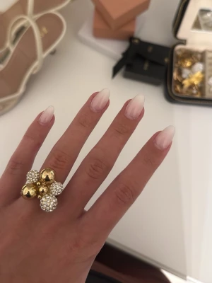 IOAKU guldring - Väldigt fin och unik guldring med stenar på från IOAKU, köptes för 500 och är knappt använd något, inga defekter som syns. Dock vet jag inte storleken!🥹💗