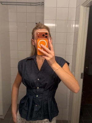 Mörkblå figursydd blus från Zara - Snygg mörkblå blus från Zara i figursydd modell med knappar framtill och krage