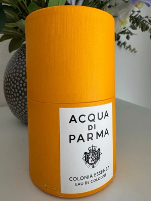 Acqua di Parma Colonia Essenza 180 ml - Lyxig parfym från Acqua di Parma, Colonia Essenza Eau de Cologne i en stor 180 ml flaska. Kommer i en elegant, rund, gul förpackning med svart lock och vit etikett. Perfekt för dig som gillar klassiska och fräscha dofter. Minst 130ml kvar