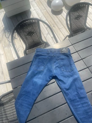 Blå jeans från Replay - Säljer ett par blåa jeans Replay Anbass, med fint skick. Storlek 30/32.