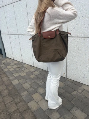 Longchamp väska  - Sliten men snygg Longchampväska, därav priset, i olivgrön/brun färg!