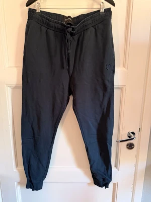 Svarta mjukisbyxor från Lyle & Scott - Marinblåa mjukisbyxor strl XL