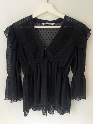 Svart blus med spets från Zara - Snygg svart blus från Zara med spetsdetaljer, i storlek XS💗 