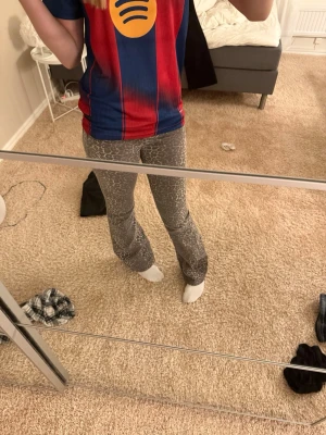 Nelly leopard jeans - Nelly leopard jeans som va trendiga för några år sen, dom är ganska använda men ändå helt okej, säljer av att jag inte använder dom längre 