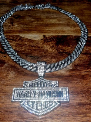 Harley Davidson Halsband Silver & diamant Big Biker Chain /HD necklace Harley Pendant - Harley loga som syns direkt.   ✔ Ny med tags ✔ Size: 24”   60 cm~  Finns en i Guld också separat annons.