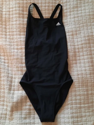 Svart Adidas baddräkt med öppen rygg - Baddräkt med öppen rygg från Adidas, tvättad. Storlek 164 ☀️