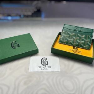 Grön plånbok - Säljer denna mycket fina helt nya plånboken med plats för 4 + kort. 💳 Plånboken är helt ny! Hör av er ifall ni har några frågor! ⭐️