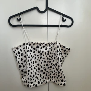 Leopardmönstrad topp - En topp i leopardmönster med tunna band.