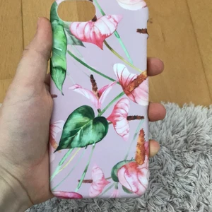 Blommigt mobil skal - Ett blommigt mobilskal till iPhone 6, 7 och SE. 