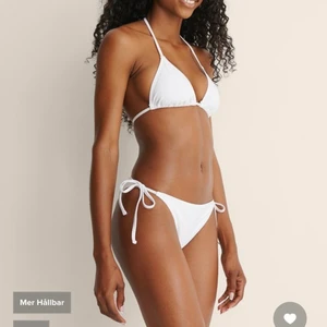 Vit bikini NA-KD  - Vit bikini från NA-KD. Helt oanvänd utan bara testad utanpå underkläder. Säljer för att den var lite för liten på mig. 👙 Nypris bikinitrosa: 139kr / Nypris bikinitopp: 139kr. Mitt pris: 150kr för hela setet. Både bikinitrosan och toppen är i XS. Priset går såklart att diskutera ✨