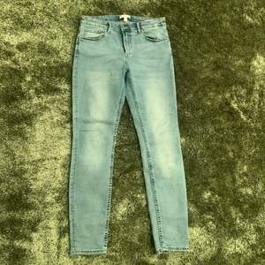 jag säljer ett par ljusblåa skinny jeans från HM. de är använda men fortfarande bra kvalite i storlek 40