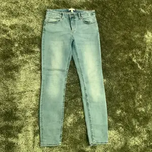 jag säljer ett par ljusblåa skinny jeans från HM. de är använda men fortfarande bra kvalite i storlek 40