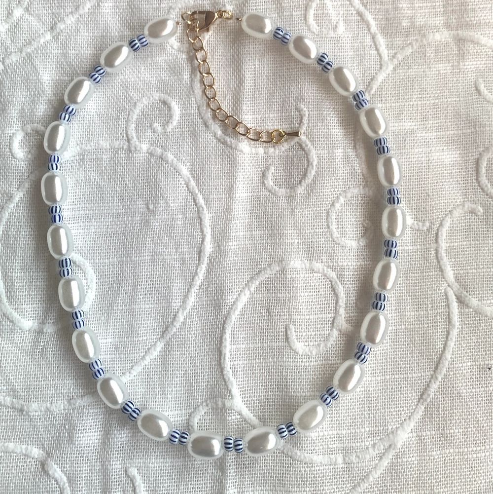 Pärlhalsband med vita och blåa pärlor! Lite tajtare halsband men går självklart att välja längre!🤍 finns i både guld och silver knäppe🫶. Accessoarer.