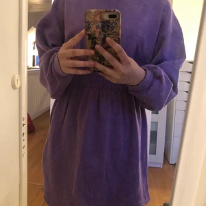 Klänningar - Två klänningar, en lila och en blå!! Båda för 140 eller en för 80kr💗 båda är i S och är Superfina nu till sommaren att ha när man t.ex har precis badat och är lite kall… då passar dessa klänninhar perfekt att ta på sig 🤩