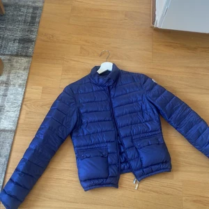 Moncler jacka storlek 0/xs - Sommar jacka/vår jacka säljer på grund av att jag har andra jackor och de blir för lite användning så om ni har frågor skriv privat och den är självklart äkta