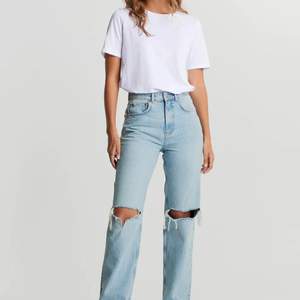 Gina tricots populära 90s highwaist jeans i strl 38/40. Säljer pga att de är förstora för mig 