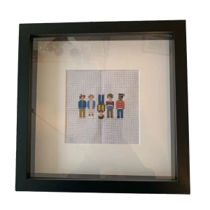 Stranger Things handbroderad tavla - Säljer en handgjort tavla med karaktärer från serien stranger things.  Går att ha stående eller hänga upp. Fraktar eller möts! :D