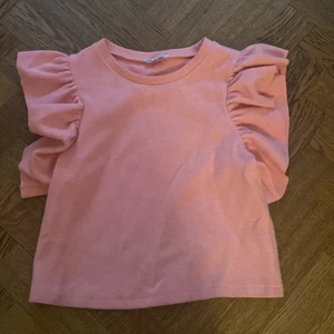 Zara tröja - Rosa volang  zara tröja i storlek M men passar som S. Skriv för fler bilder:)