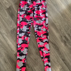 Träningsbyxor  - Säljer dom då jag inte använder din mera!                             Köpte dom på en jaktmässa för några år sedan så vet inte vad de är för märke på dom