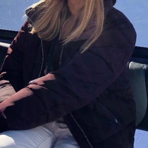 Vin lila puffer jacka - En perfekt lila vinterjacka