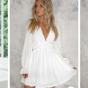 Studentklänning - Så söt studentklänning som är helt oanvänd! Köpte fel storlek :( Så fin och sitter som en dröm!! Nypris 799kr