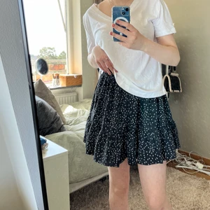 Fin prickig kjol  - Fin prickig kjol, endast testad aldrig använd  ❗️Leveranssettet nedan stämmer ej❗️ ❗️tryck inte på köp nu❗️