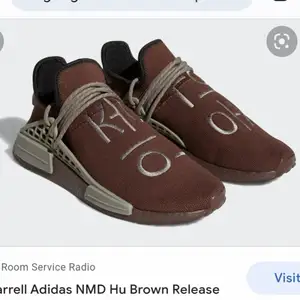 säljer helt nya oanvända Adidas NMD pharell hu brown. har för mycket sneakers helt enkelt. tagit bilder från nätet pga att dem är inte använda en endaste gång o ser exakt ut som på bilderna. (kan skicka bilder om så önskas) om annonsen är kvar så är skorna kvar! endast seriösa köpare. 