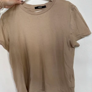 Beige tshirt bikbok - Säljer min beiga tshirt från bikbok då den inte kommer till användning för att den inte är min färg alls!❤️ jättefin annars. Kom privat ifall ni har frågor eller funderingar angående den ❤️  storlek XL men passar alla från xs till xl beroende på hur man vill att den ska sitta! Säljer även en i L