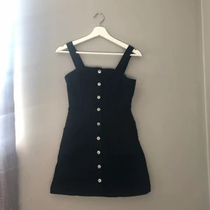 jeansklänning - fin svart jeansklänning från h&m i strl 34💕 säljer för jag vuxit ur den! hör av er om intresse🌷✨