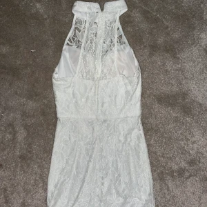 Studentklänning  - Klänning perfekt för avslutning eller Student. Använd 1 gång. Storlek S