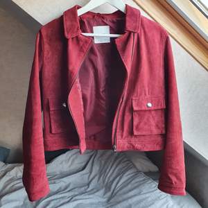 Säljer min fina röda jacka i äkta läder från Mango. Den har hängt i garderoben länge och bara använd vid ett fåtal tillfällen. Passar perfekt till vår och sommar och gör ens outfit automatiskt lite festligare. Frakt tillkommer ✨️