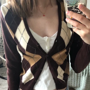 Kofta brandy melville  - Säljer denna superfina koftan som tyvärr inte kommer till användning. Väldigt bra skick och har endast använt några få gånger. Jag köpte den för 35 euro så ungefär 350kr. Den är ”onesize” men jag uppskattar den som någonstans mellan xs och m. Köparen står för frakt 💕