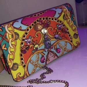 Guess - Fin färgglad Guess handväska till salu. Den är i mycket bra form fortfarande men har hoppat av 2 små pärlor på den. Inget märkvärdigt alls och är värd att rocka!