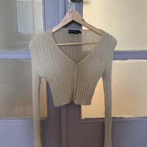 Snygg tröja från Pretty little things - Snygg stickad tröja från pretty little things, storlek S, i bra skick. Den är croppad och sitter väldigt snyggt! 