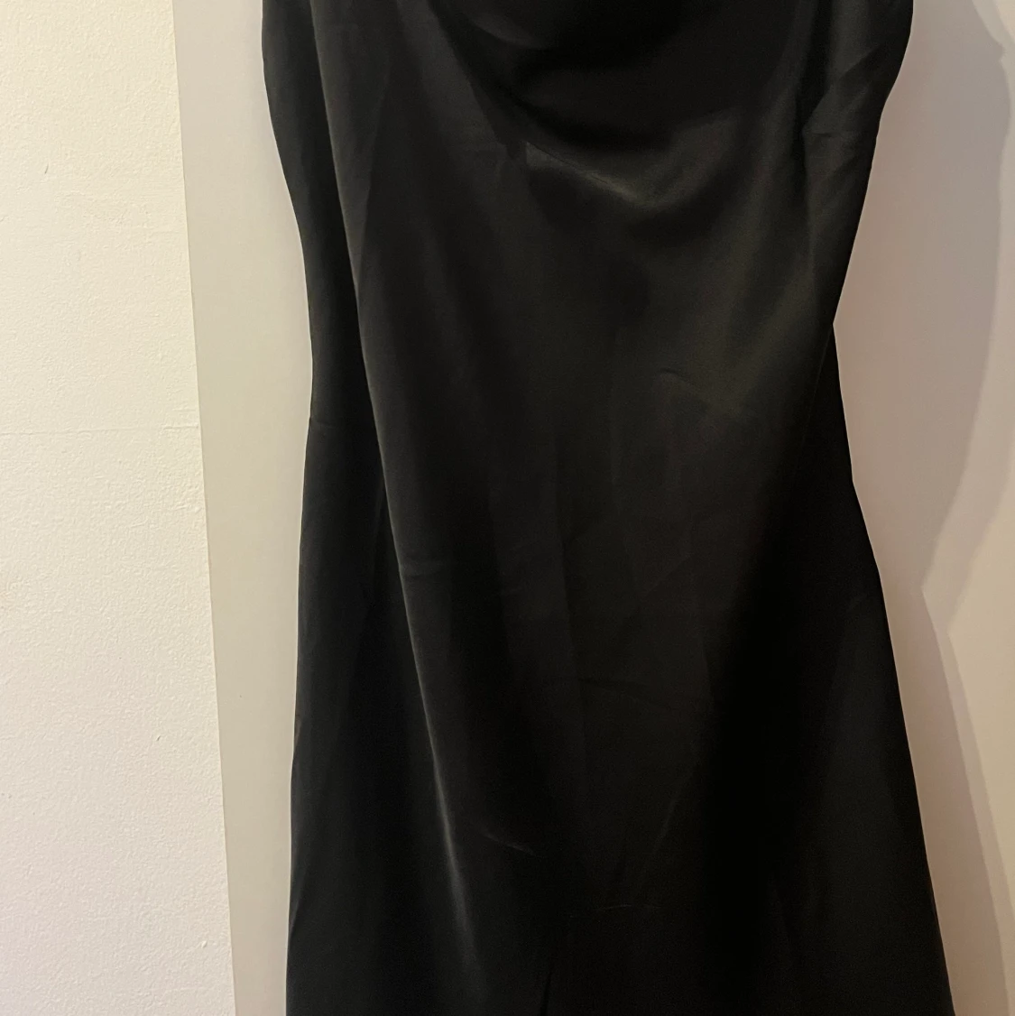 Svart satinklänning - 90