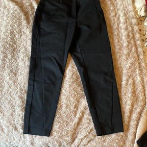 Kostymbyxor Vero Moda - Strl S, svarta kostymbyxor/chinos från Vero Moda. Väldigt fina och använd ett fåtal gånger. Säljes pga har blivit för stora för mig.
