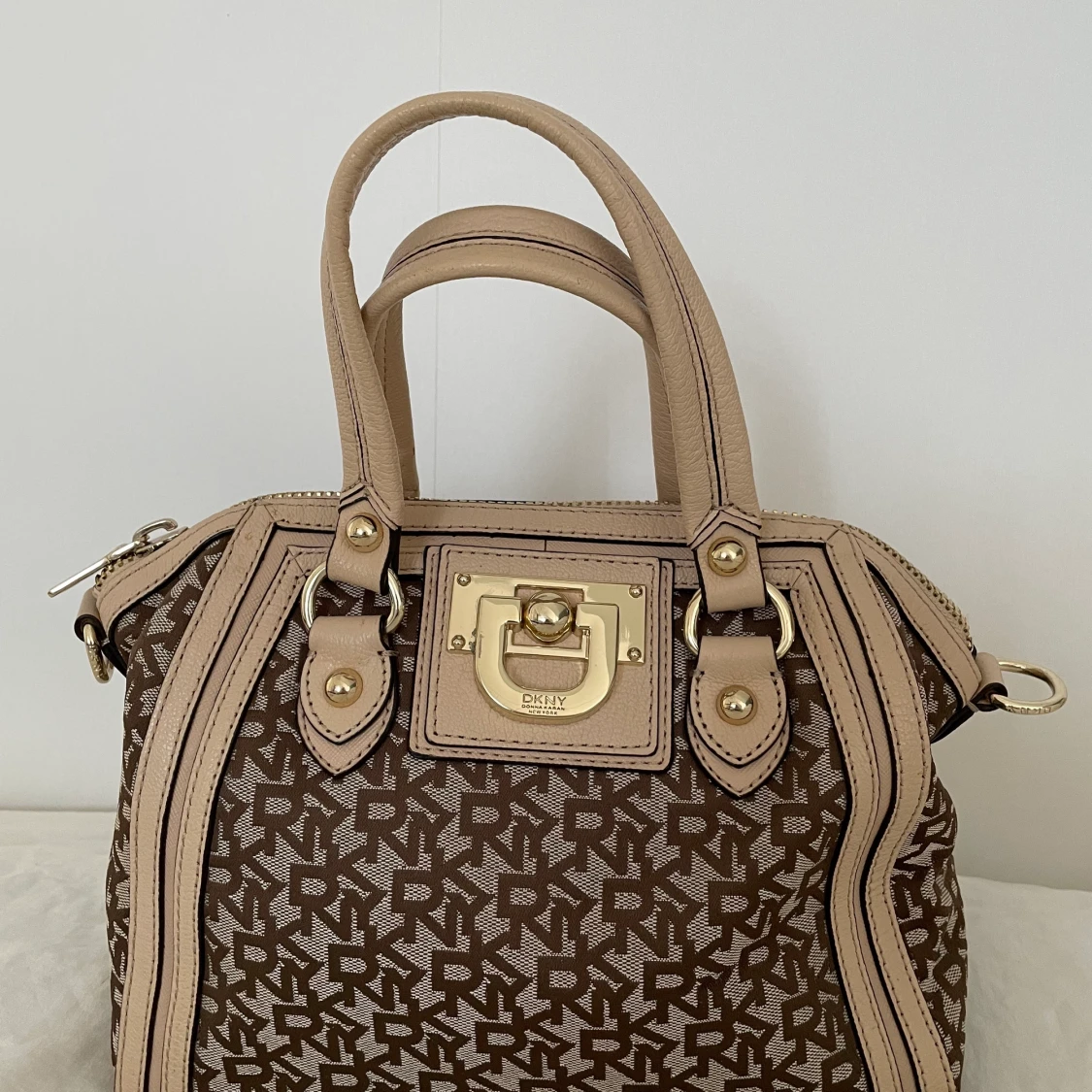 Brun DKNY väska 