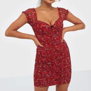 Fin röd/blommig klänning i fint skick. Strechigt material, normal i storleken. 