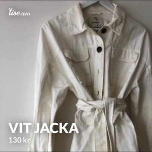 Vit skjortjacka från Stradivarius  - Snygg vit skjortjacka jacka perfekt för vår o sommar. Skärp i midjan. Bruna knappar o fickor. Strl m men passar även mindre. Köpt på Tise men passa inte mig.