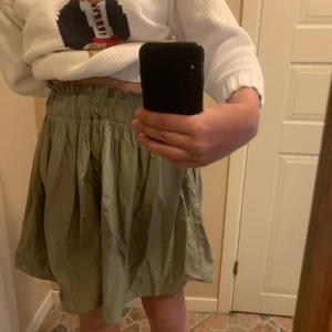 Grön kjol strl s - Säljer denna fina kjol till sommaren i strl s!!