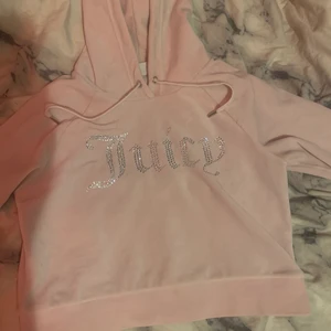Juicy Couture huddie storlek S - Säljer denna tröja då jag inte gillar den längre. Pris kan diskuteras, knappt andvänd. 