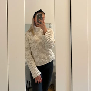 Stickad tröja  - Stickad tröja från Bikbok, aldrig använd 🥰. Köparen står för frakt ❣️