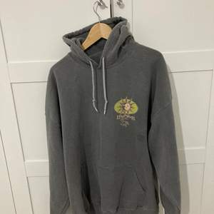 Hej, Jag säljer helt nya hoodie från Urban Outfitters. Det kostar 599 kr, men jag köpte fel size. Det passar storlek M eller L.  