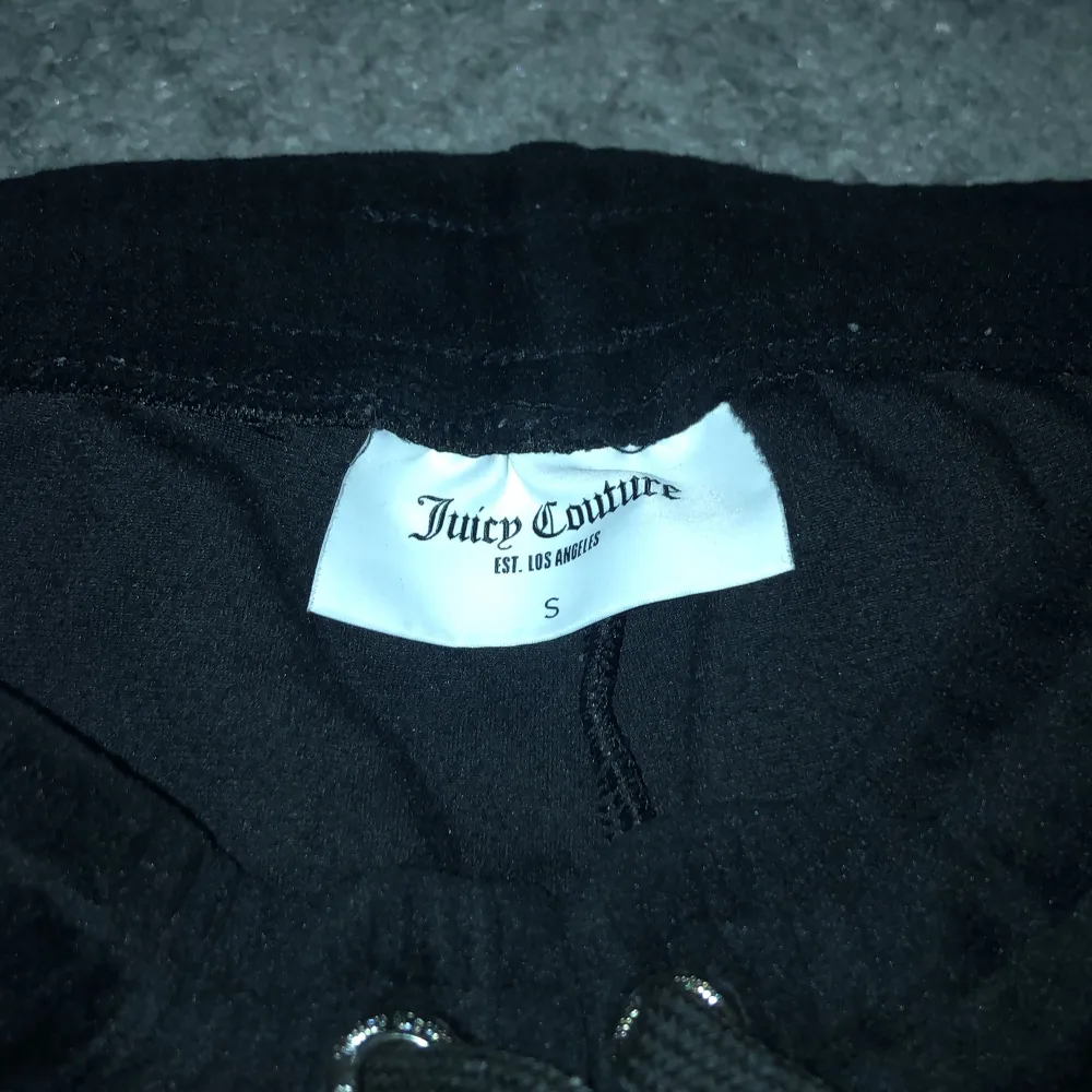 Svarta juicy couture byxor i nyskick⚡️💫💗 Jättefina byxor som är mjuka och sköna med ”Juicy” skrivet där bak💗 Skriv gärna om du har någon fråga eller fundering☺️🤍 (DIREKTPRIS: 500kr). Jeans & Byxor.