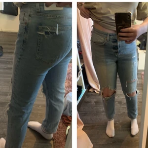 Jeans med hål - Minns tyvärr inte vart dessa är köpta men de är i gott skick trots att de användes en del när jag fortfarande kunde ha dom. Storlek 27, sitter som en S/M på mig som vanligvis har M/L. Ingen dragkedja, endast knappar. Inga synliga tecken på användning utöver ett av hålen på knäna som spruckit en aning och blivit något större.