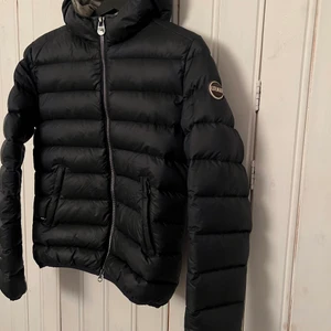 Marinblå colmar jacka storlek XS/S - Säljer min blåa colmar jacka som är i bra sick förutom ett hål som är limmat på bilden. Aldrig gått upp. Köpte den för runt 4000kr