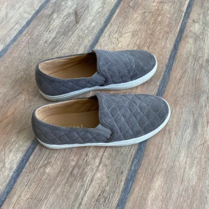 Skor - Gråa skor som aldrig är använda.