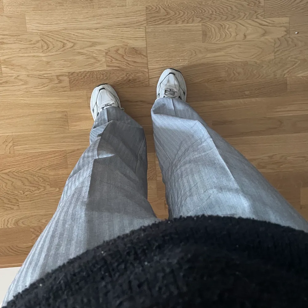 Funderar på att sälja dessa snygga kostymbyxor. Storlek small. Dom är gråa med ränder som är lite mörkare grå😊 sitter sjukt snyggt på💕. Jeans & Byxor.