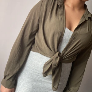 Skjorta  - Militär grön skjorta knuten men kan ha den öppen också väldigt tunn och enkel att ha på sig