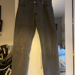 Sweet sktbs jeans strlk 33 - Mörk gråa jeans som är relativt nya och inte namnet mycke alls och är i bra skick